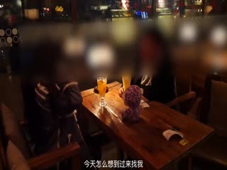 国产小青蛙自拍大作-红杏出墙性感人妻约小青蛙见面诉苦后被各种道具调教还被朋友偷操~发现后3P~无水印原版!